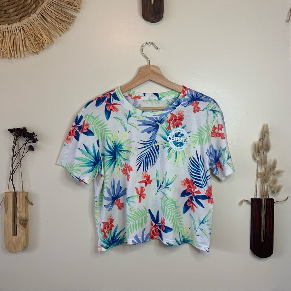 NWT Size Small Hollister Floral Graphic Crop Top